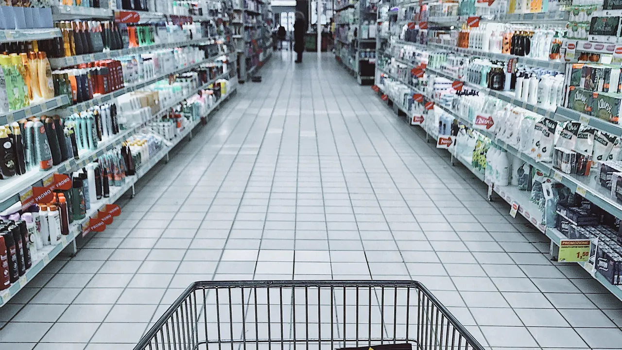 Coronavirusul determină locuitorii din Hong Kong să facă provizii pentru două produse esenţiale