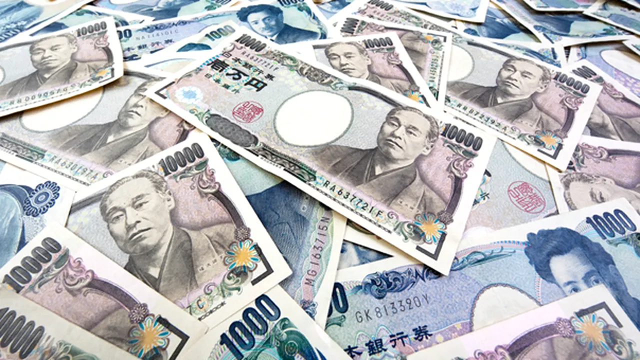 Yenul urcă, dolarul rămâne stabil înainte de datele privind inflaţia din SUA