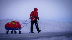 Tibi Uşeriu mai are 150 de kilometri până la finalul Yukon Arctic. Are o degerătură la picior