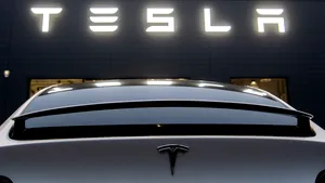 Tesla nevoită să reducă salariile şi să trimită angajaţi în concediu din cauza coronavirusului