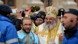Zeci de mii de români au participat la slujba de Bobotează. PF Daniel a oficiat slujba de la Catedrala Patriarhală, în Bucureşti - GALERIE FOTO