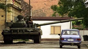 Bărbat dat în urmărire internaţională pentru crime de război comise în fosta Iugoslavie, găsit de poliţişti pe o stradă din Constanţa | VIDEO