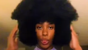 O tânără cu păr ca de plastilină face artă din podoaba capilară VIDEO