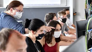 Există riscul să purtăm masca până la finalul anului? Răspunsul lui Cîţu