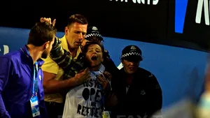 Finala de la Australian Open, întreruptă cinci minute de un militant pentru drepturile refugiaţilor