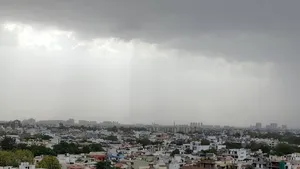 Fenomen meteo neobişnuit în judeţul Galaţi: Oraşul, lovit de grindină şi de o furtună puternică de praf. La final a apărut şi un curcubeu. VIDEO