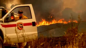 Mai mult de 20.000 de oameni au fost evacuaţi din calea flăcărilor în sudul Californiei 