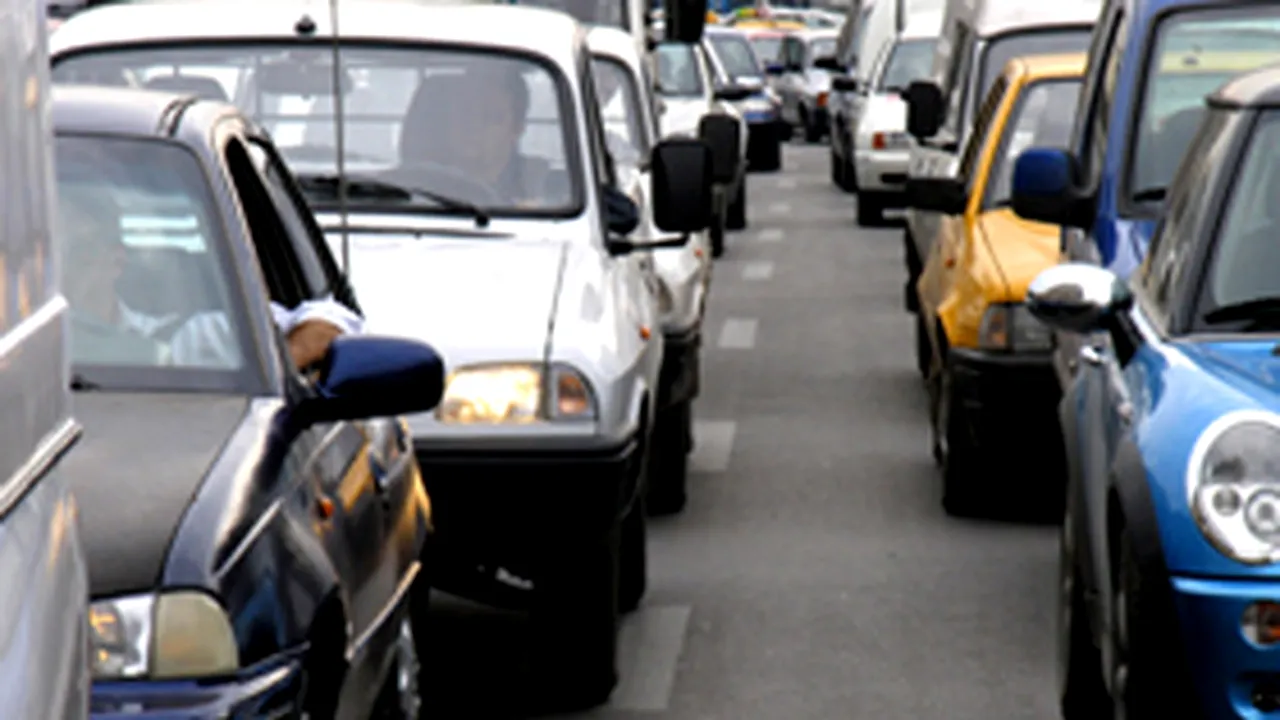 Circulaţie îngreunată pe mai multe drumuri din ţară