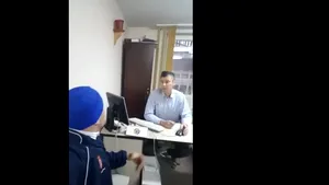 Un tânăr din Suceava a transmis live pe Facebook propria încătuşare. Reacţia poliţiştilor. VIDEO