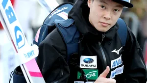 Japonezul Ryoyu Kobayashi primeşte medalia de aur în proba olimpică masculină de sărituri cu schiurile