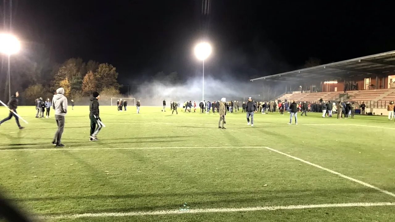 Un meci de fotbal feminin a fost întrerupt după o bătaie izbucnită chiar pe teren | VIDEO