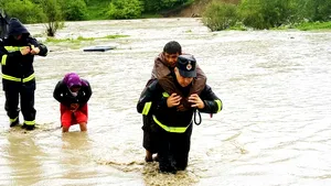 Mesaj IGSU: Riscuri intensificate, salvatorii intervin zilnic la peste 1.300 de situaţii de urgenţă