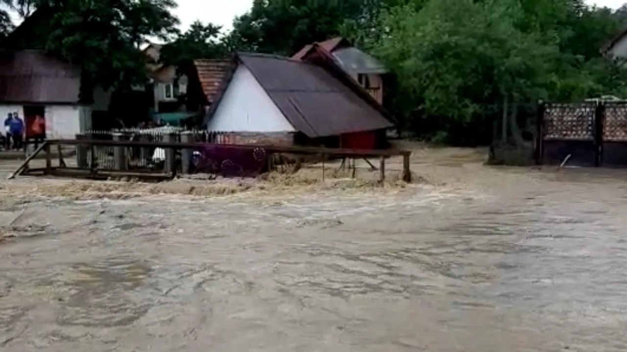 FOTO & VIDEO: România, sub ape. Inundaţiile au făcut prăpăd în 90 de localităţi din 19 judeţe. O vasluiancă a murit, luată de viitură