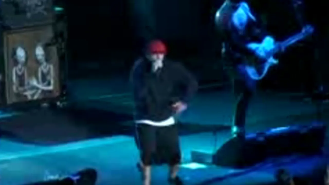 Prin ploaie şi în lumina fulgerelor, circa 3.000 de fani au cântat şi sărit cu Limp Bizkit