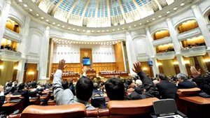 Înghesuială, plictiseală, zâmbete false în ziua când moţiunea de cenzură a învins Guvernul