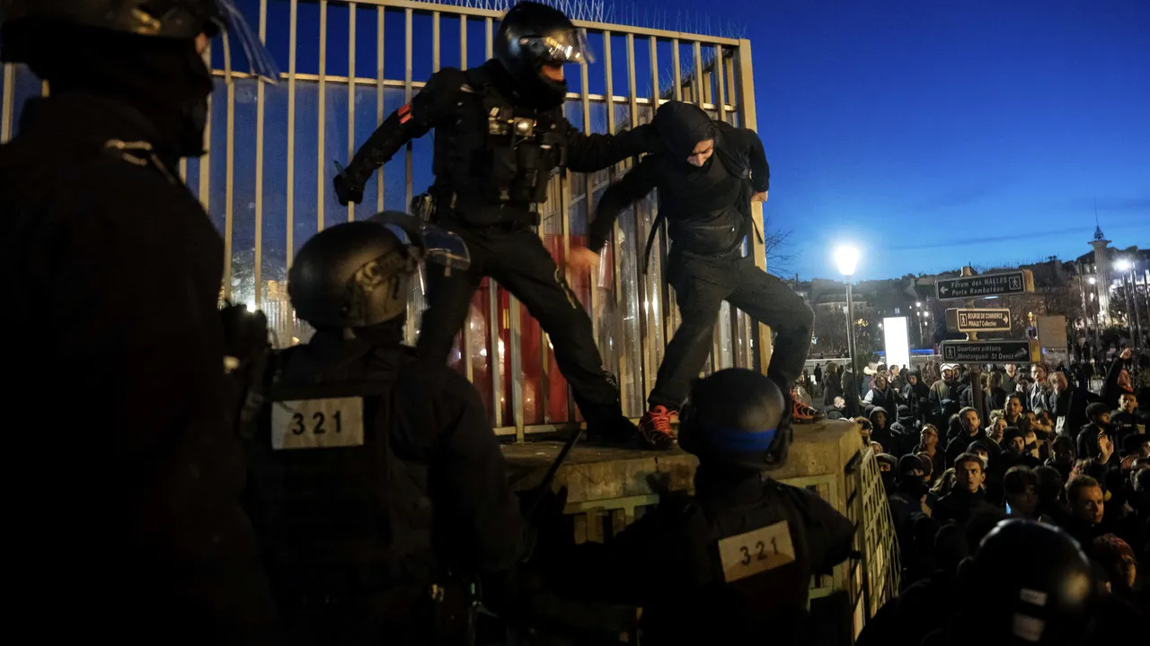Confruntări între poliţişti şi protestari în Franţa. Mai multe autospeciale au fost incendiate