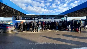 Camion burduşit cu 68 de migranţi, descoperit când încerca să treacă frontiera cu Ungaria