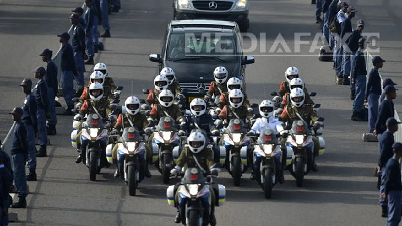 Sicriul cu trupul neînsufleţit al lui Nelson Mandela, transportat către sediul Guvernului - FOTO