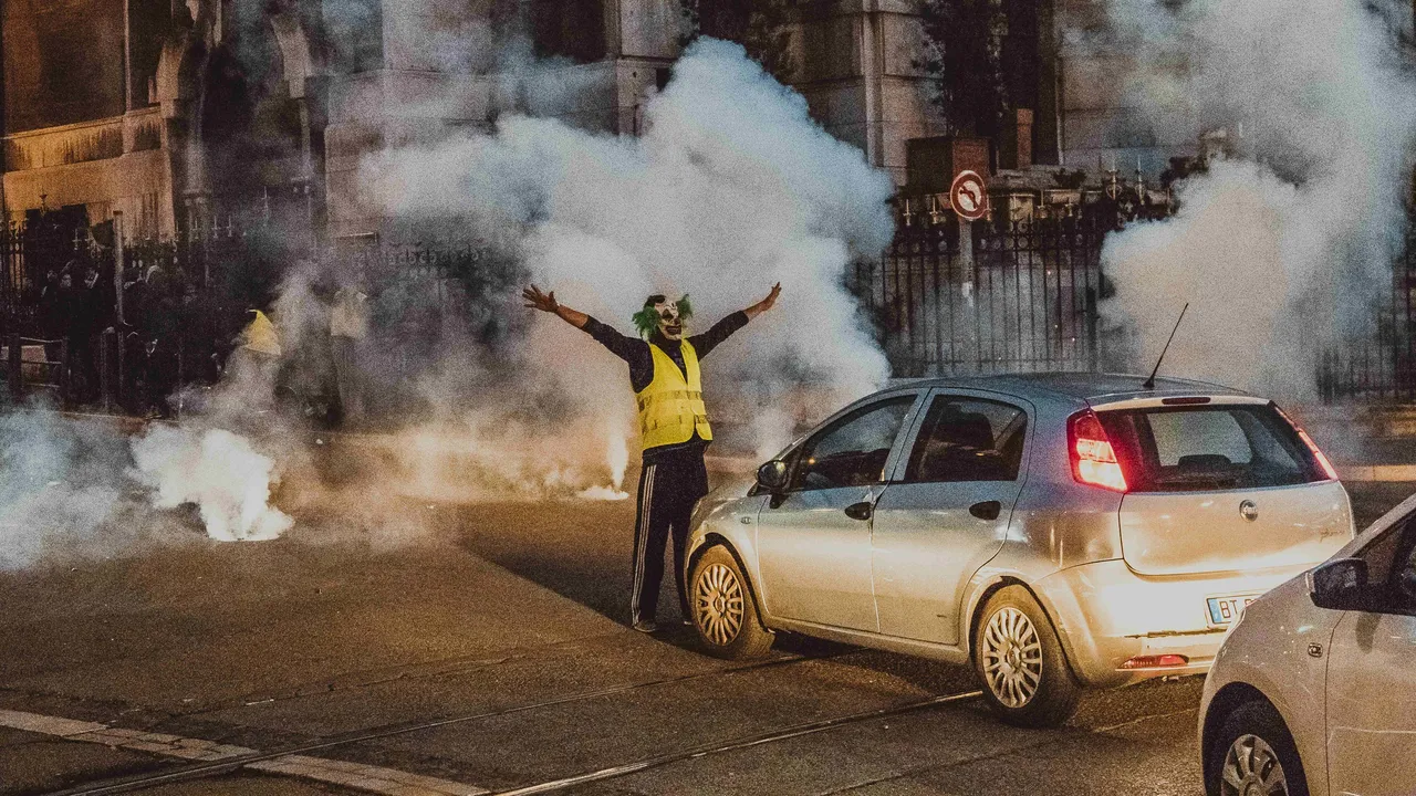 PROTESTELE Vestelor galbene, reluate în Franţa. Un şofer a murit într-un accident, în urma barajelor făcute de manifestanti/ Unul dintre liderii mişcării, arestat alături de alte 64 de persoane