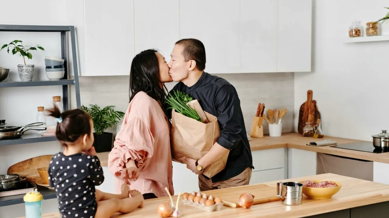 Care sunt cele 7 obiceiuri practicate de cuplurile fericite, potrivit unui specialist în relații