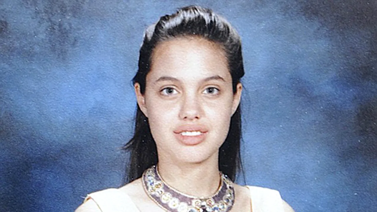 O RECUNOŞTI? Cum arăta Angelina Jolie la 14 ani - FOTO