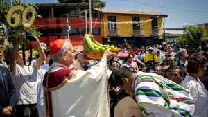 Mii de peruani i-au adus un omagiu Papei la o slujbă organizată în orașul în care a fost episcop