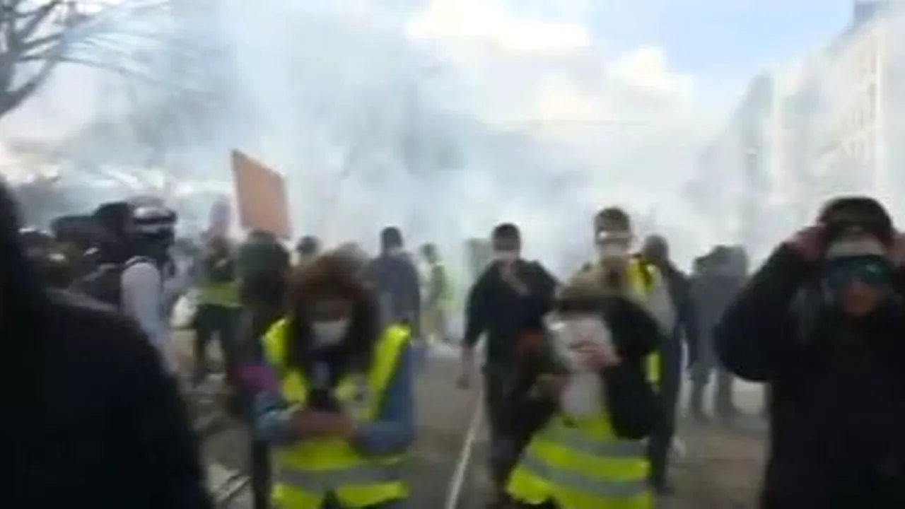 Confruntări între protestatari şi forţele de ordine în oraşul francez Nantes | VIDEO