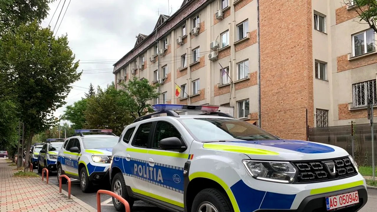 GALERIE FOTO. Maşinile de Poliţie vor fi colantate după un alt model, asemănător cu cel folosit în alte state UE