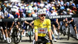 Tadej Pogacar, operat cu succes la clavicula stângă după accidentul din Vuelta. Ciclistul sloven va mai rămâne câteva zile în spital