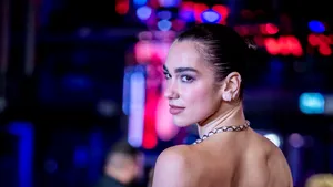 Dua Lipa dă în judecată Samsung și cere despăgubiri de cel puțin 15 milioane de dolari