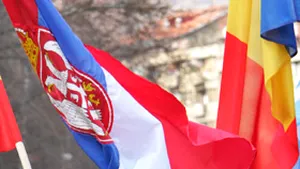 Drapelul României, arborat de protestatarii sârbi la sediul misiunii ONU din Kosovska