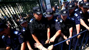 Aproximativ 300 de jandarmi însoţesc coloana de manifestanţi plecaţi în marş spre Cotroceni