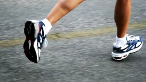 Pantofii de sport cu talpă groasă – pericol pentru articulaţii