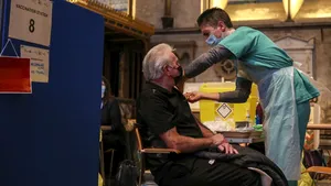 Bătrânii din Marea Britanie au ocazia de a se vaccina în Catedrala Salisbury, pe acorduri de muzică clasică