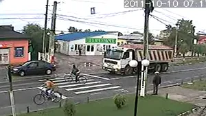 Accident şocant pe trecerea de pietoni: O tânără lovită în plin de un camion - VIDEO