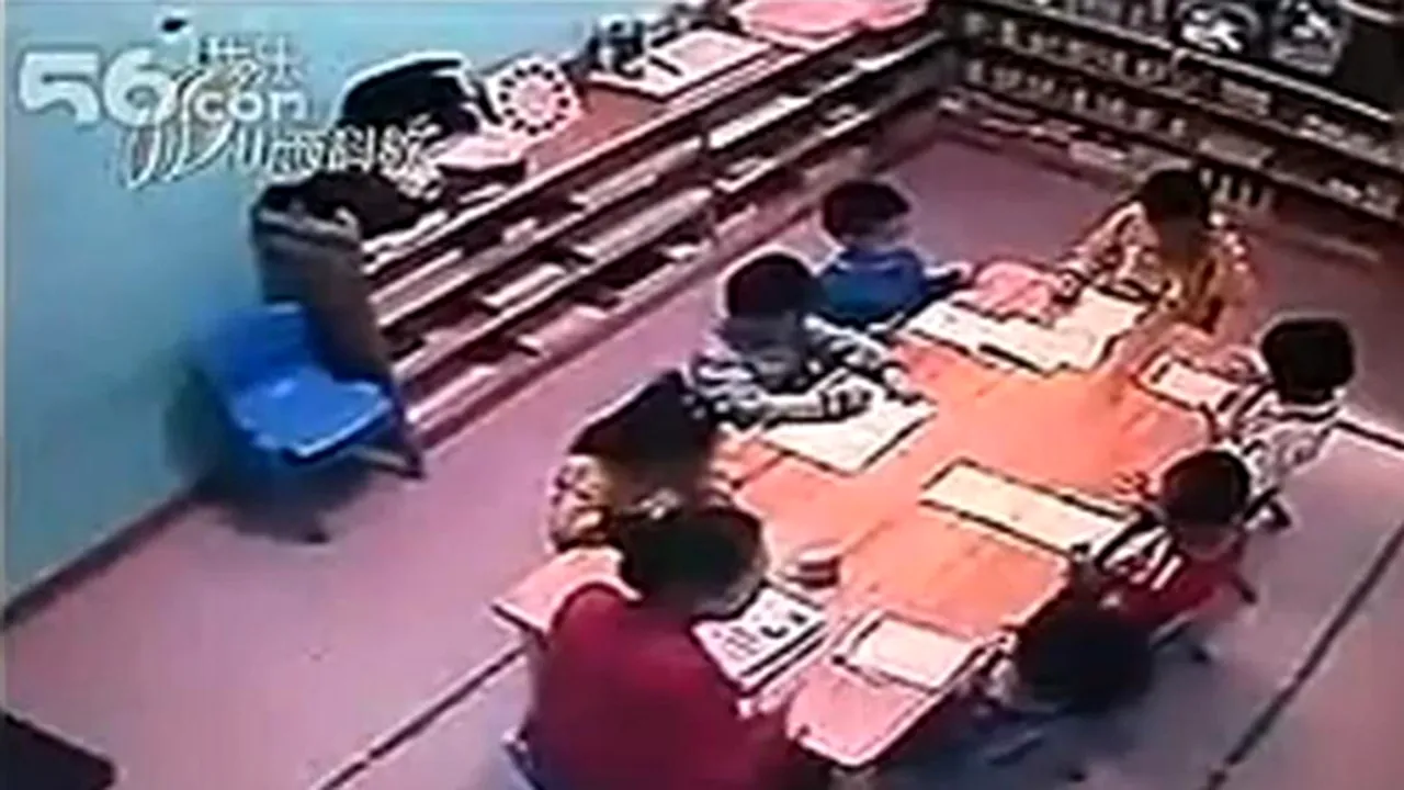 IMAGINI ÎNGROZITOARE: Profesoara care şi-a pălmuit de 120 de ori elevii în jumătate de oră - VIDEO