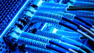 Furnizorii de internet RECLAMĂ că Primăria sector 4 demontează reţelele aeriene de pe unele străzi