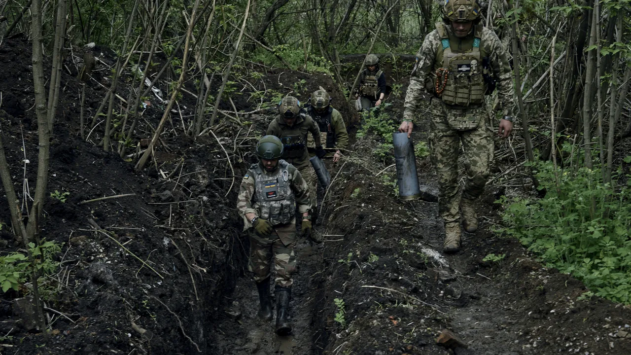 Războiul din Ucraina, anul 2, ziua 67. Armata ucraineană a lansat contraatacuri în mai multe zone din Bahmut / Mai multe explozii cuprind teritoriul Ucrainei / Ruşii atacă sol-aer cu rachete, bombe şi drone / O explozie a provocat deraierea unui tren în regiunea rusă Briansk / Reacţia Poloniei la ameninţările privind posibilia ucidere a ambasadorului său în Rusia