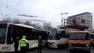 Tramvai deraiat pe Şoseaua Mihai Bravu din Capitală după un accident rutier, în care 4 persoane sunt rănite