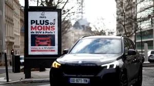 Lupta contra maşinilor. Tarifele pentru parcare s-au triplat în Paris. Şase ore costă 225 de euro