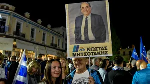Grecii se îndreaptă către urne. Niciun partid nu deţine majoritatea, potrivit sondajelor