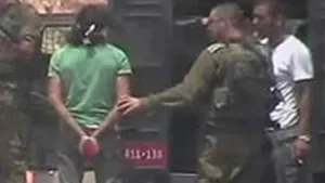Imagini cu un militar israelian în timp ce împuşca un palestinian (Video)
