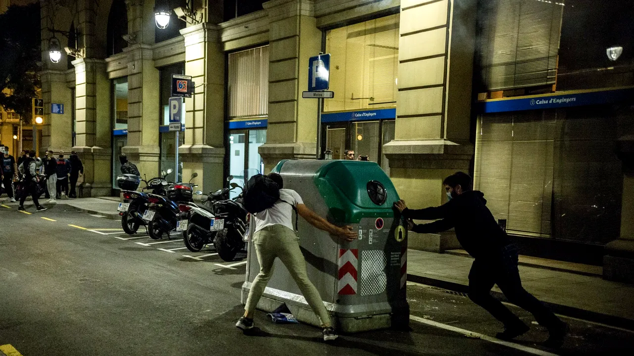 VIDEO Ciocniri în centrul Barcelonei între protestatari şi poliţie în urma restricţiilor de circulaţie
