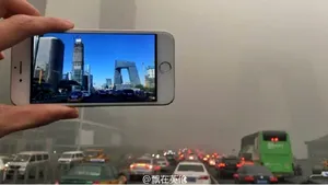 IMAGINI INEDITE: Cum este acoperit oraşul Beijing de norul de SMOG - VIDEO