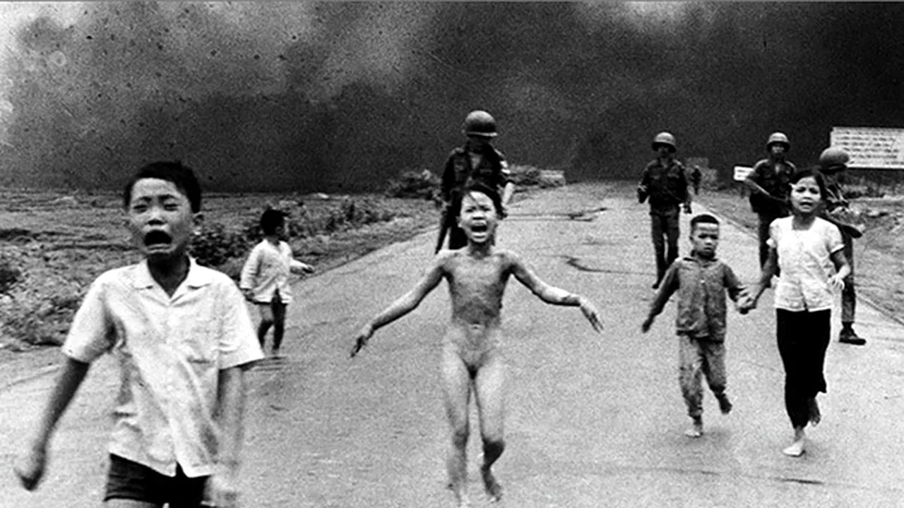 Fotografia fetiţei arsă cu napalm în Vietnam, definitorie pentru secolul XX, a împlinit 50 de ani