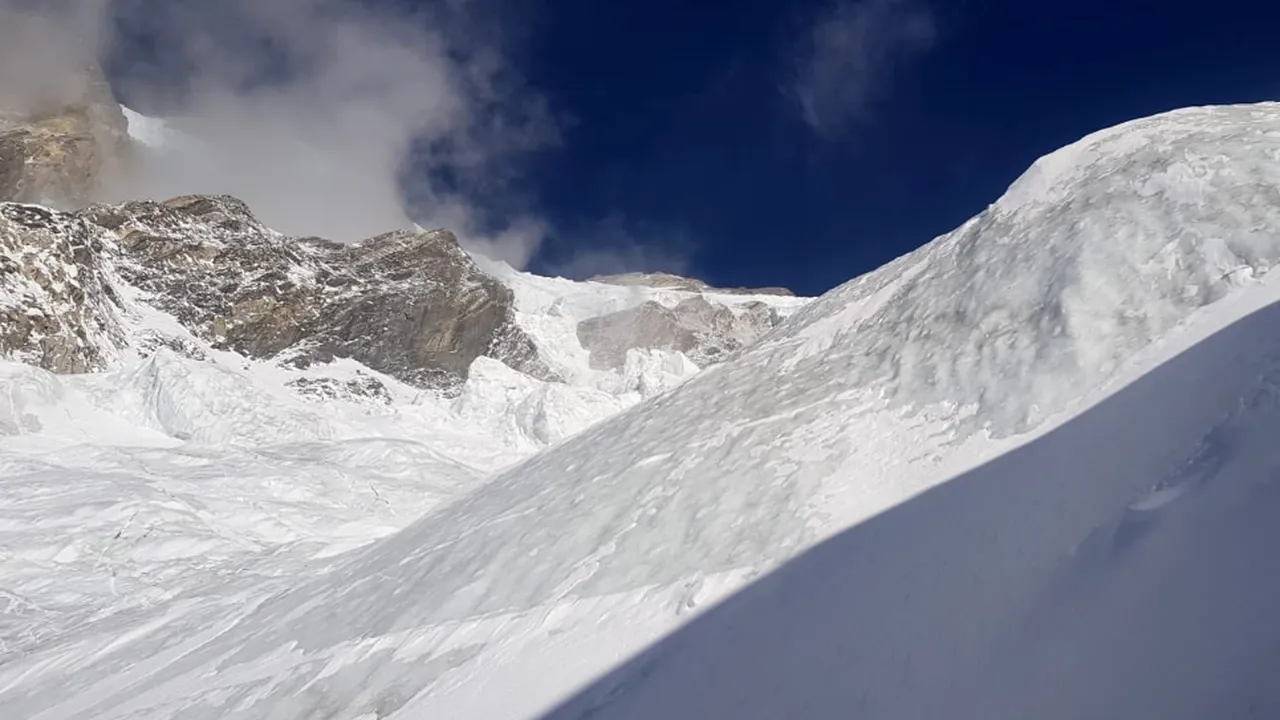 „Muntele ucigaş” din Pakistan: Trupurile neînsufleţite ale celor doi alpinişti dispăruţi au fost găsite
