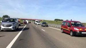 Trei români au murit în urma unui accident produs pe o autostradă din Franţa/ MAE confirmă: Alţi patru au suferit răni grave