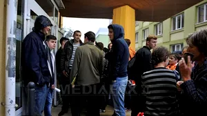 REPORTAJ: Sute de studenţi ai UBB Cluj, cu bagaje la cozi încă de la 6.00, pentru cazare în cămine - FOTO