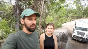 Un cuplu și-a părăsit locul de muncă pentru a călători 160.000 km în jurul lumii cu Land Rover-ul