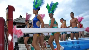 Bistriţa: Care alegorice cu tineri în slip şi cadâne în costume de baie, la sărbătoarea unei comune - FOTO